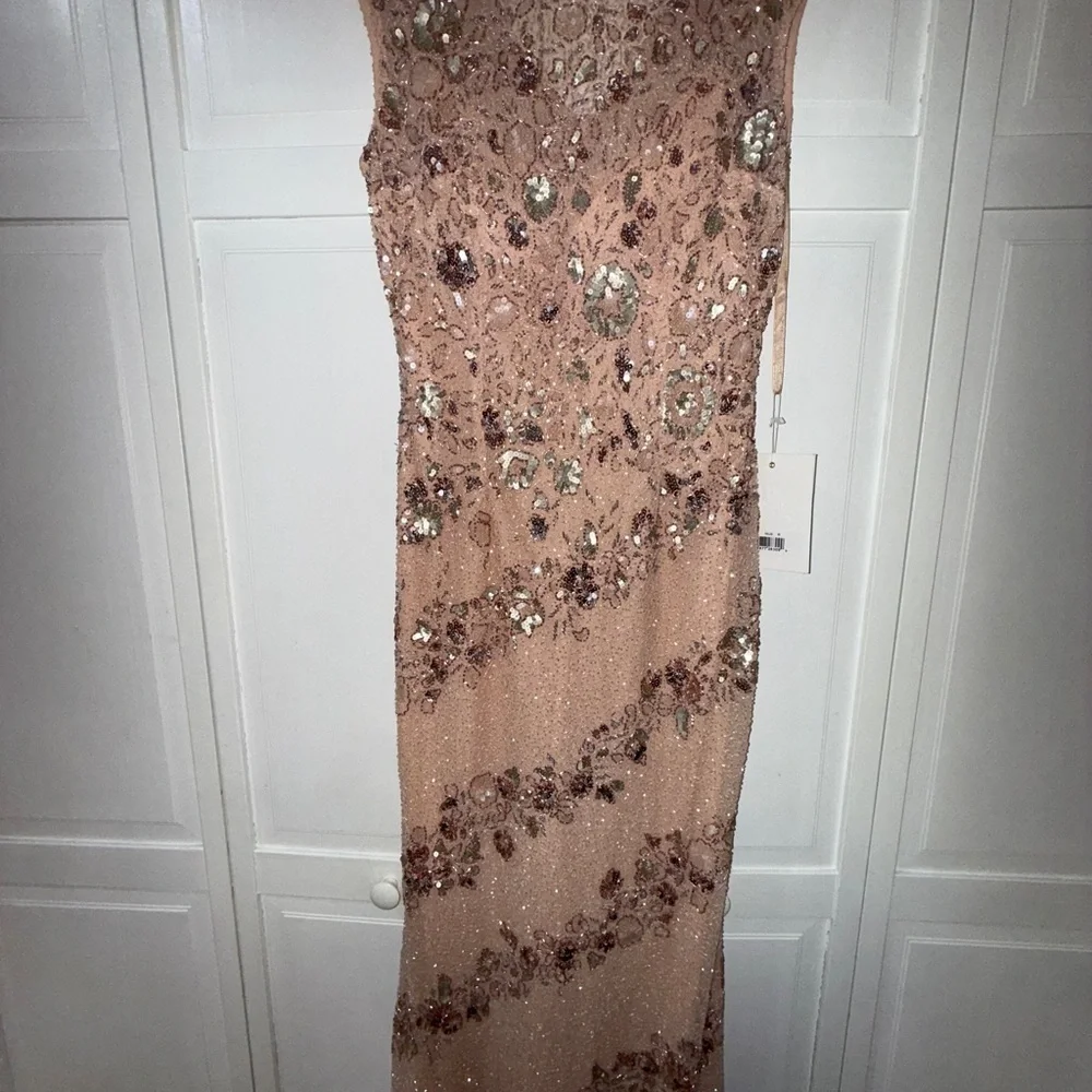 Mac Duggal Nude Silver Bateau Neck Cap Sleeve Floral Beaded Trumpet Gown Size 8
